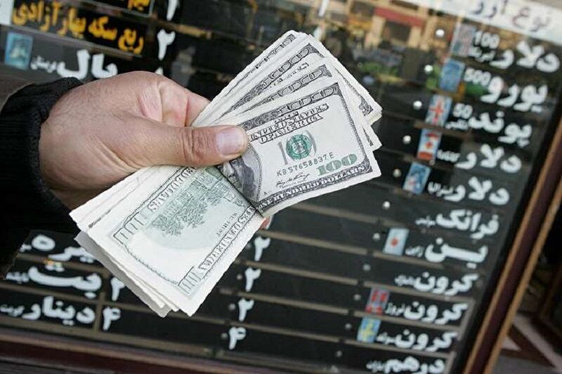 هجوم دلالان ارز برای فروش دلار در مشهد