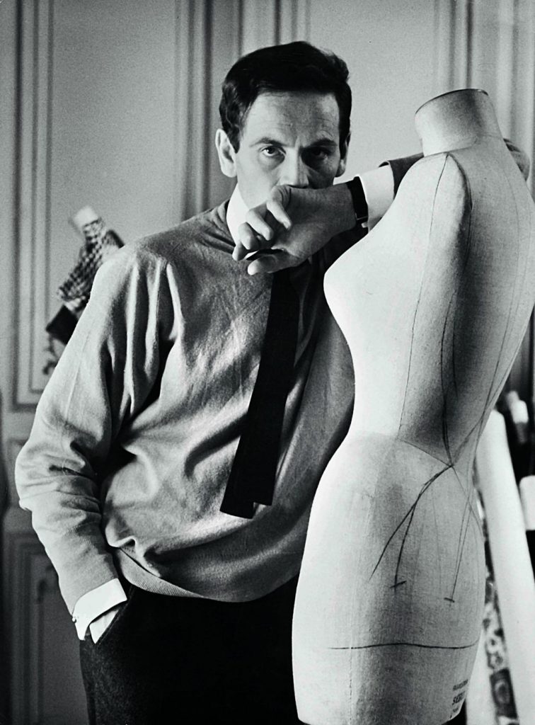 پی‌یر کاردن، طراح برجستهٔ لباس اهل فرانسه با لقب امپراطور مد که با نوآوری‌های آینده‌گرای خود صنعت پوشاک را زیرورو کرده بود در ۹۸ سالگی در پاریس در گذشت.